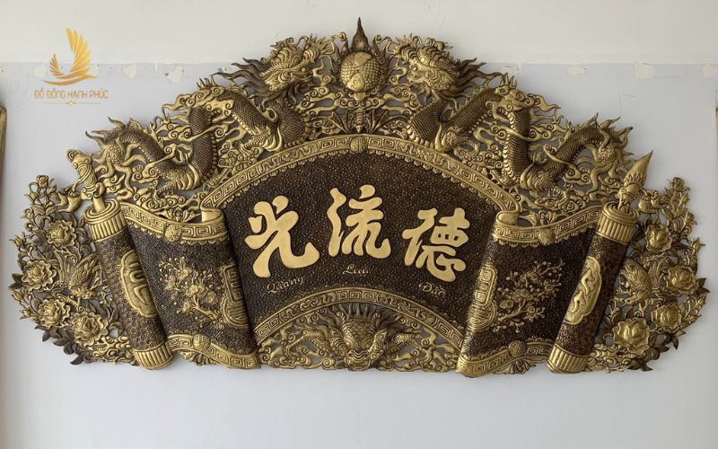 So sánh cuốn thư câu đối bằng đồng và gỗ