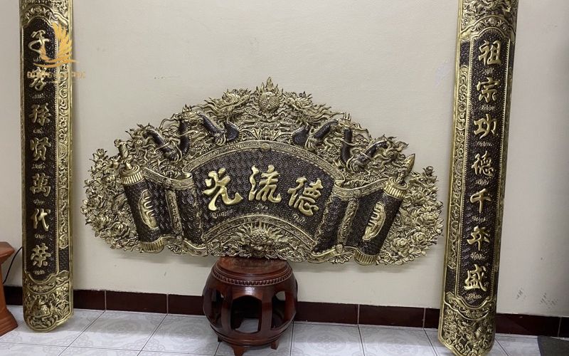cuốn thư câu đối bằng đồng và gỗ