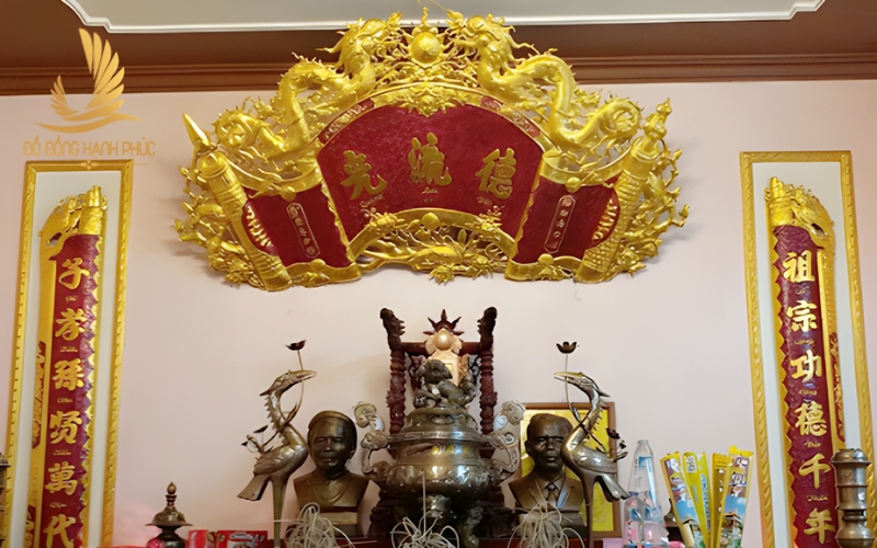 Khoảng cách giữa cuốn thư và bàn thờ Khoảng cách giữa cuốn thư và bàn thờ