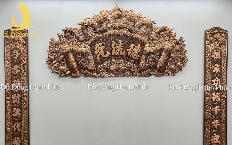 Cuốn thư câu đối bằng đồng đỏ khảm tam khí