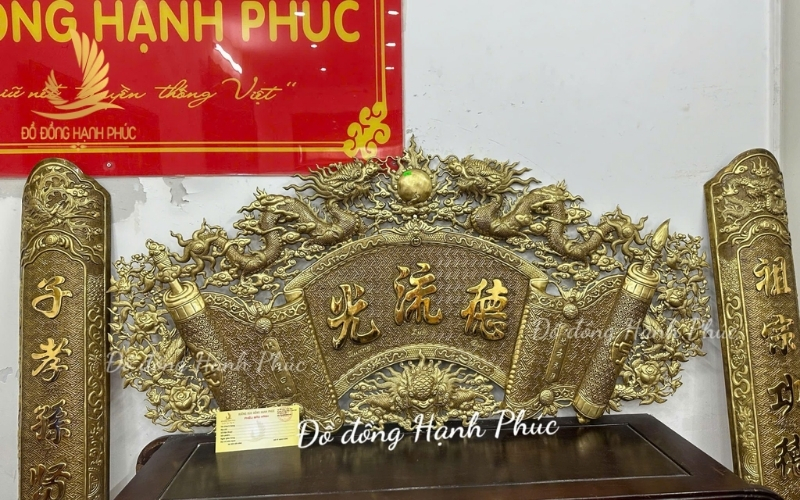 Cuốn thư câu đối nền gấm dát vàng